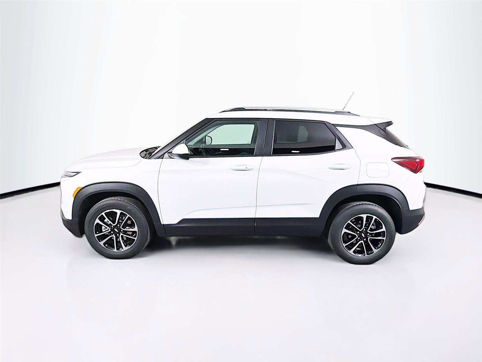 Used 2025 Chevrolet TrailBlazer LT w/ Driver Confidence Package image 4