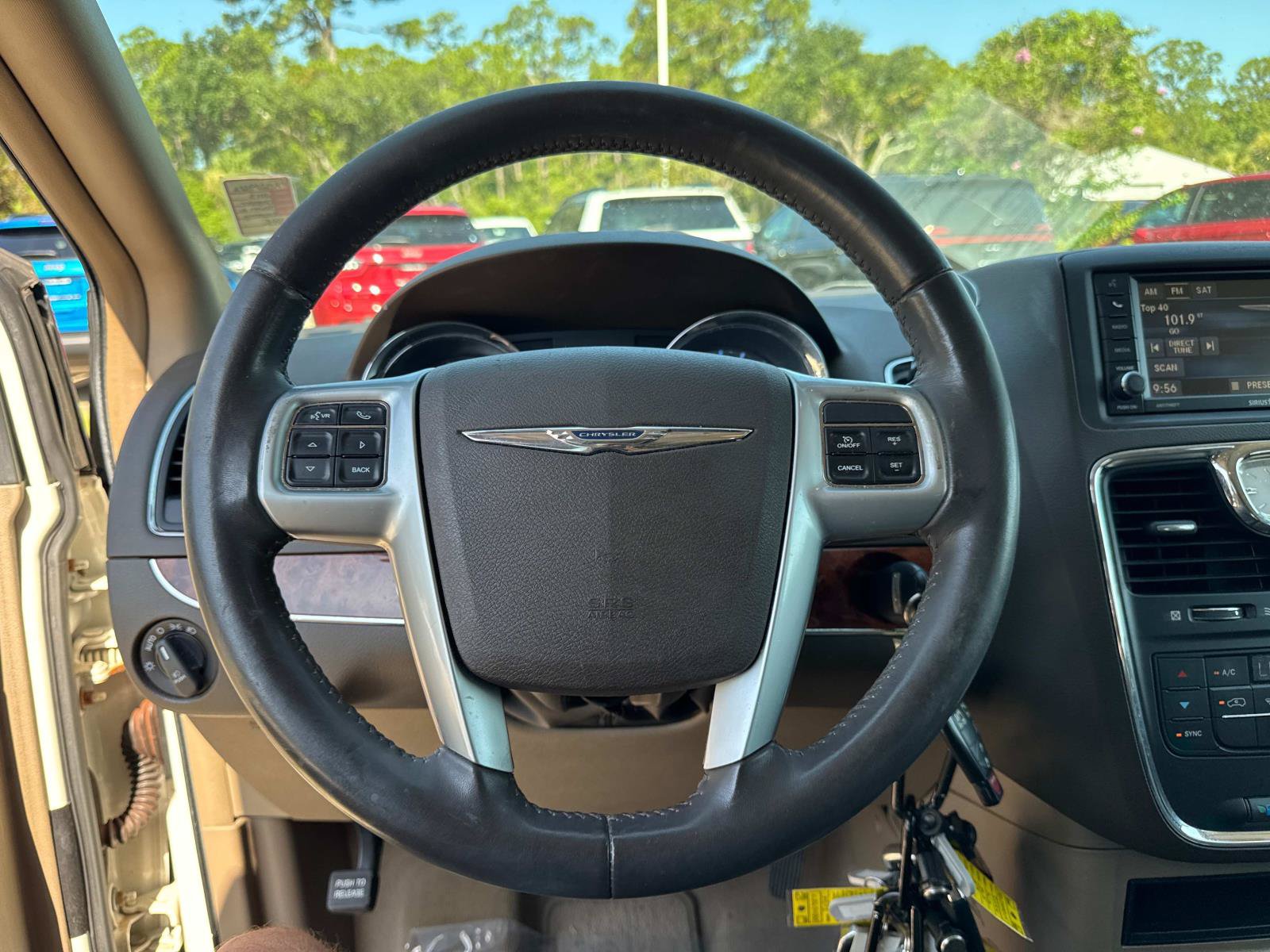 Used 2013 Chrysler Town & Country Touring FWD image 28