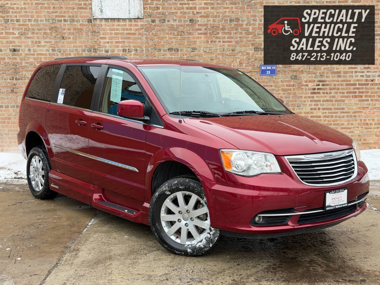 Used 2014 Chrysler Town & Country Touring image 4
