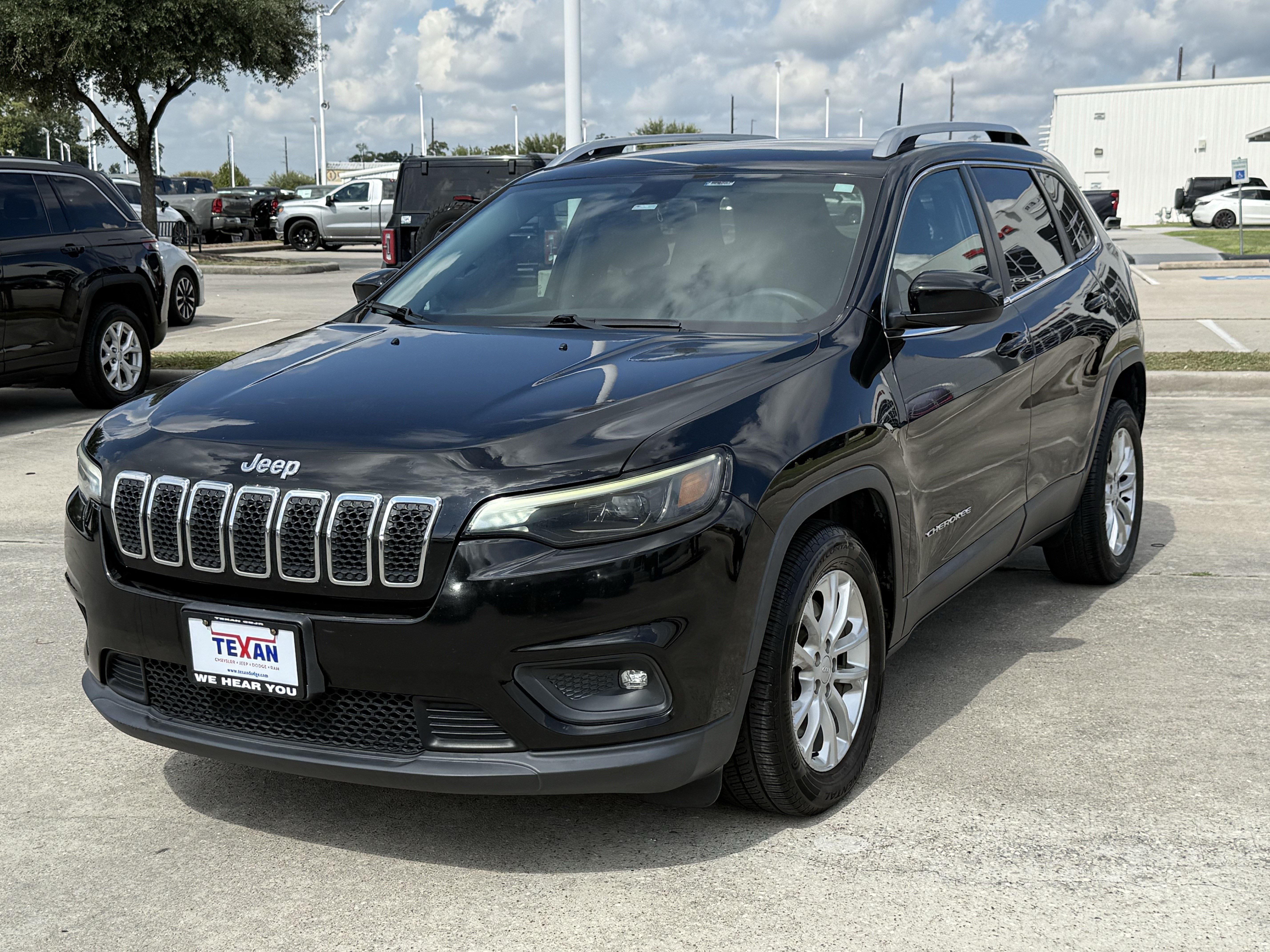 Used 2019 Jeep Cherokee Latitude w/ Popular Appearance Group FWD image 9