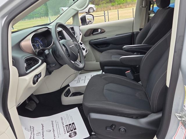 Used 2023 Chrysler Voyager LX image 5