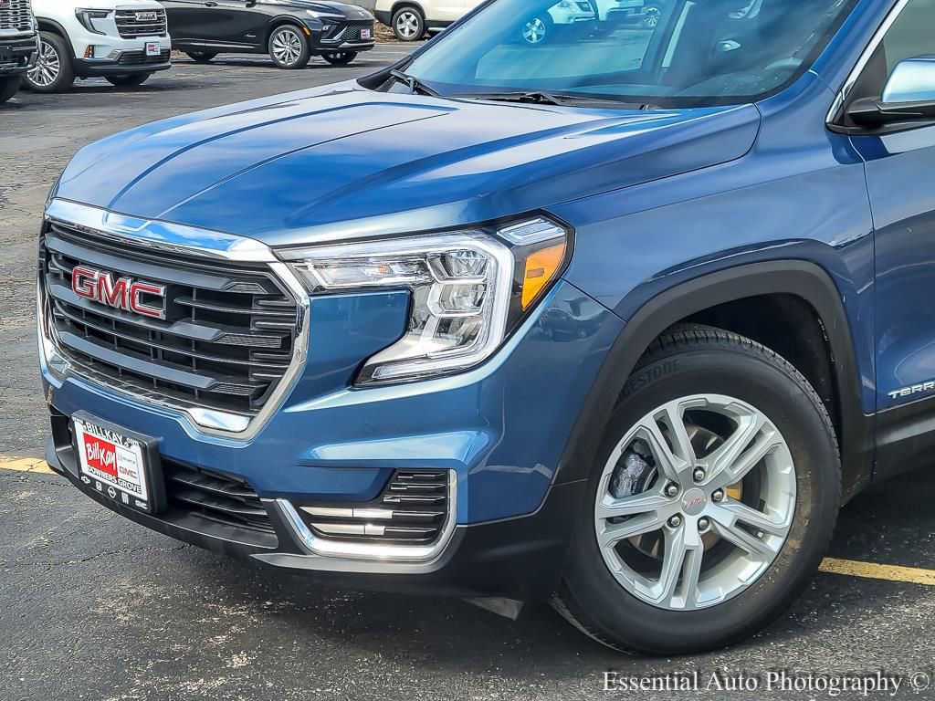 Used 2024 GMC Terrain SLE w/ Driver Convenience Package image 3