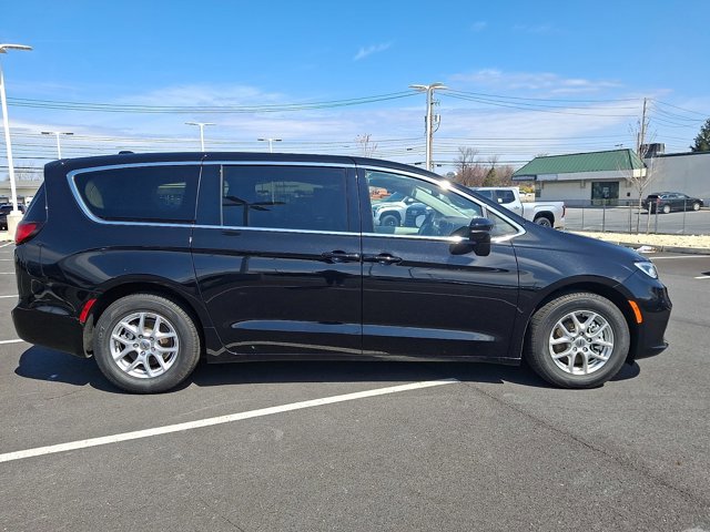 Used 2024 Chrysler Pacifica Touring-L image 7