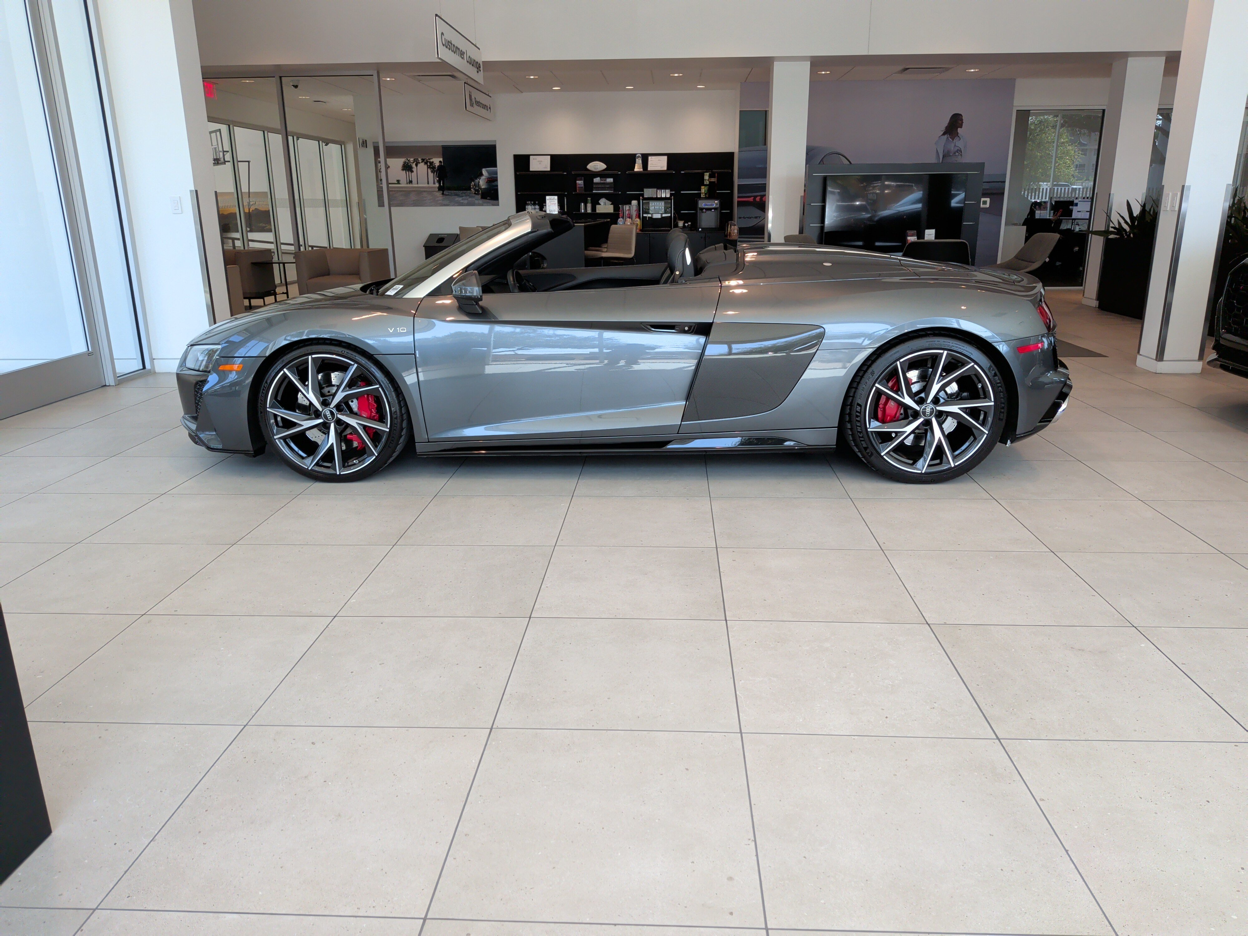 Used 2021 Audi R8 V10 w/ Premium Package RWD image 7