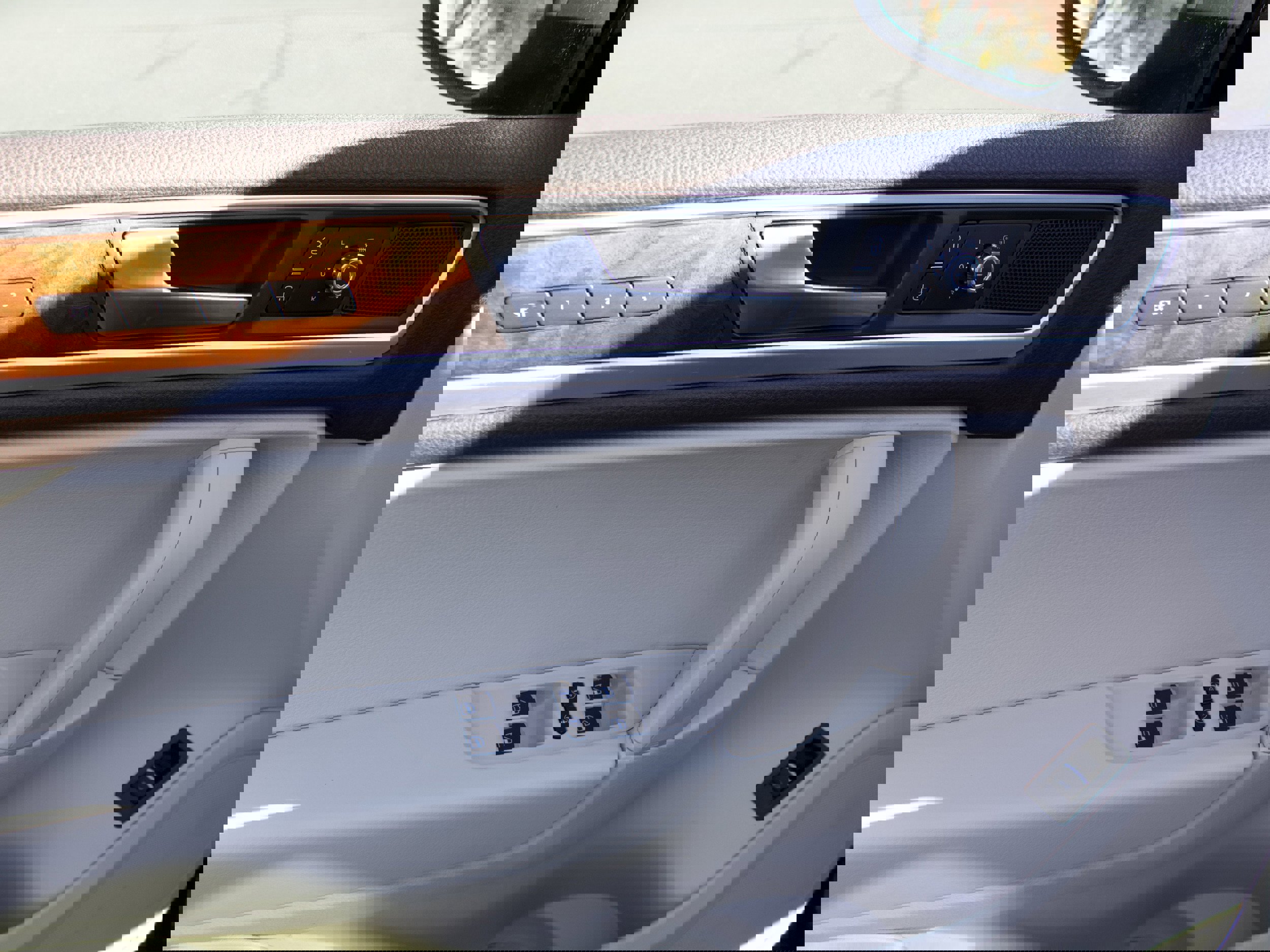 Used 2012 Volkswagen Touareg TDI image 9