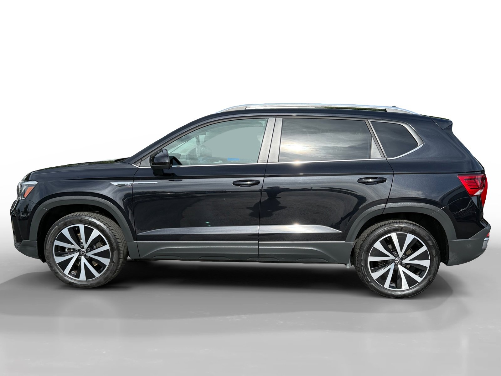 Used 2022 Volkswagen Taos SE w/ IQ.Drive SE Package AWD/4WD image 2
