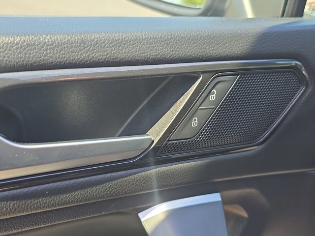 Used 2023 Volkswagen Tiguan SE R-Line image 7