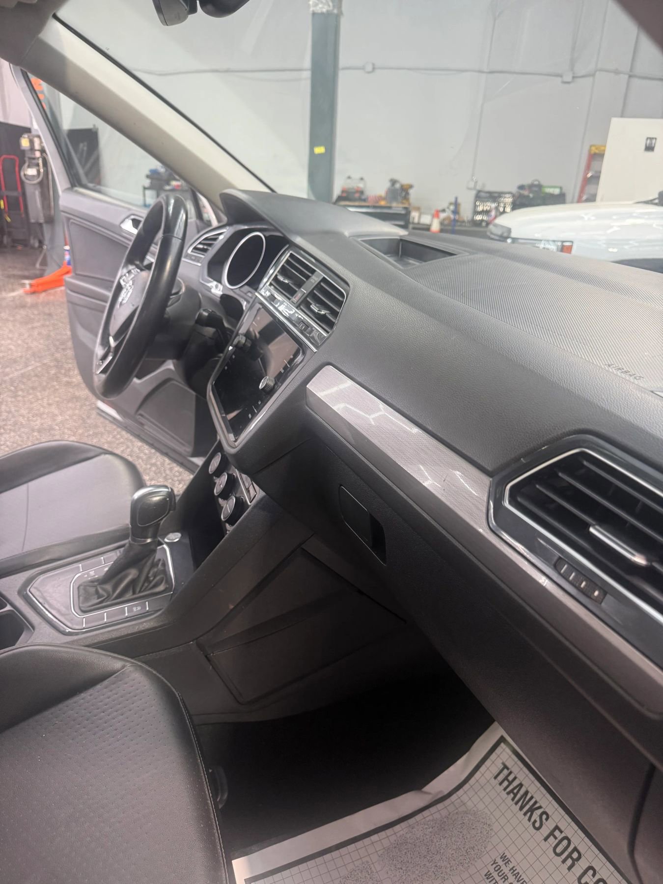 Used 2018 Volkswagen Tiguan SE w/ Panoramic Sunroof Package FWD image 24