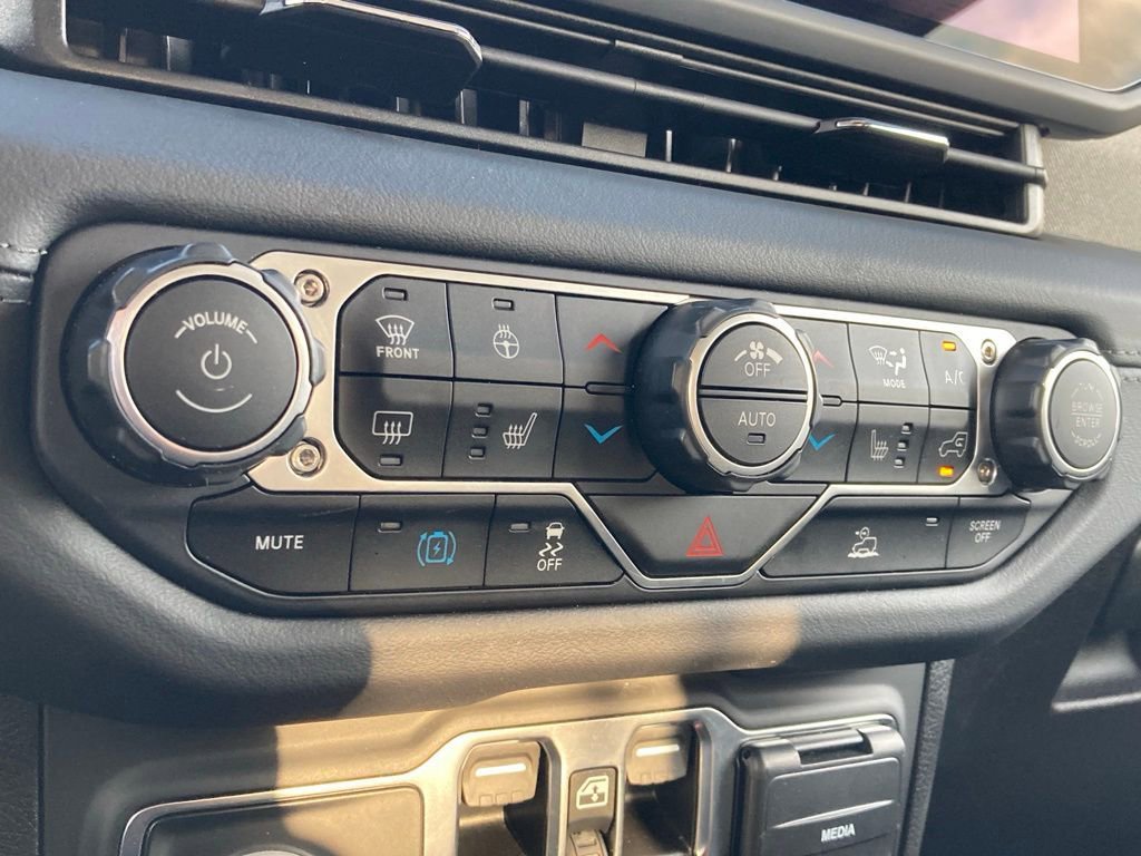 Used 2025 Jeep Wrangler Unlimited Sahara image 21