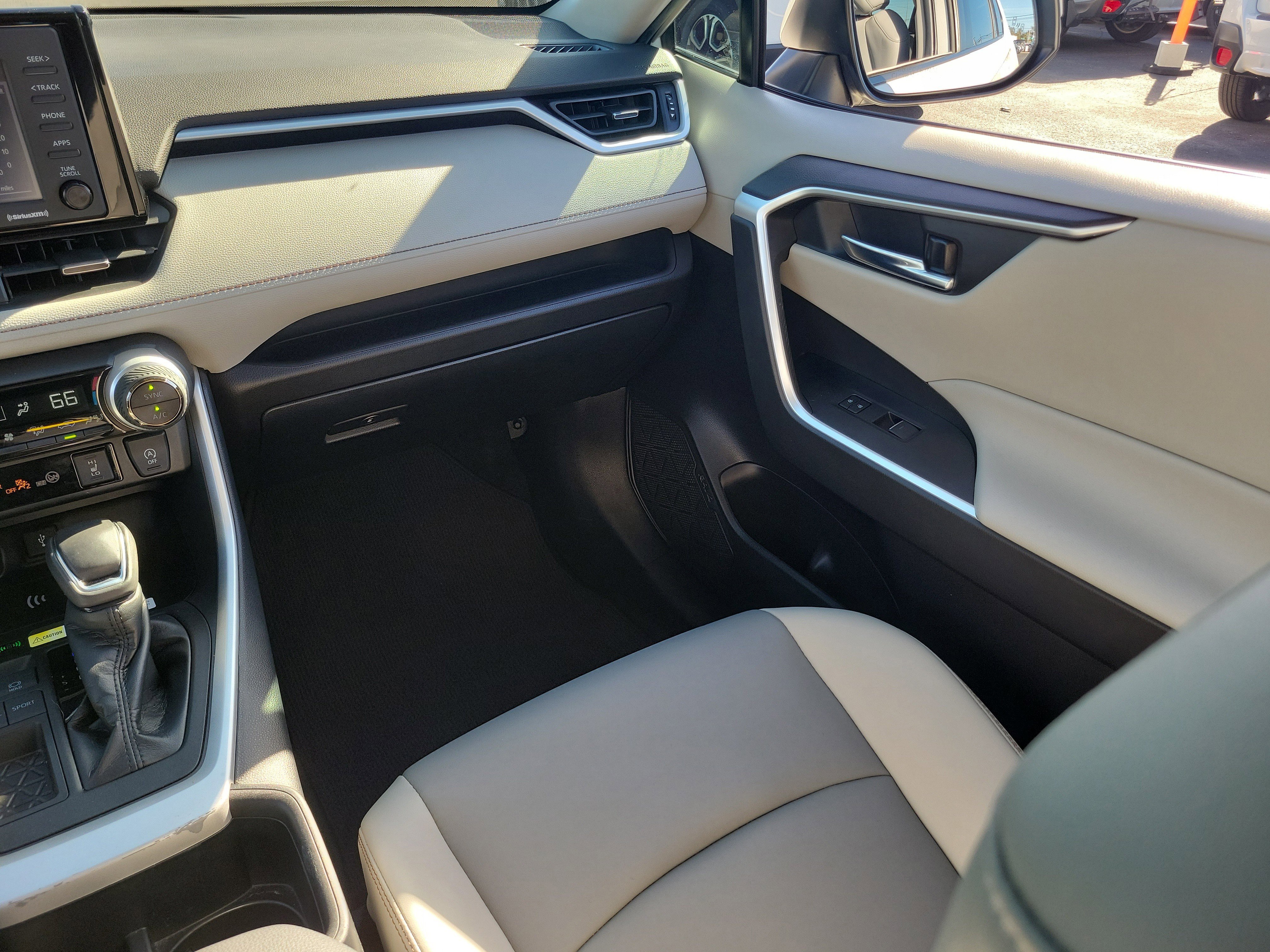 Used 2022 Toyota RAV4 XLE Premium image 16