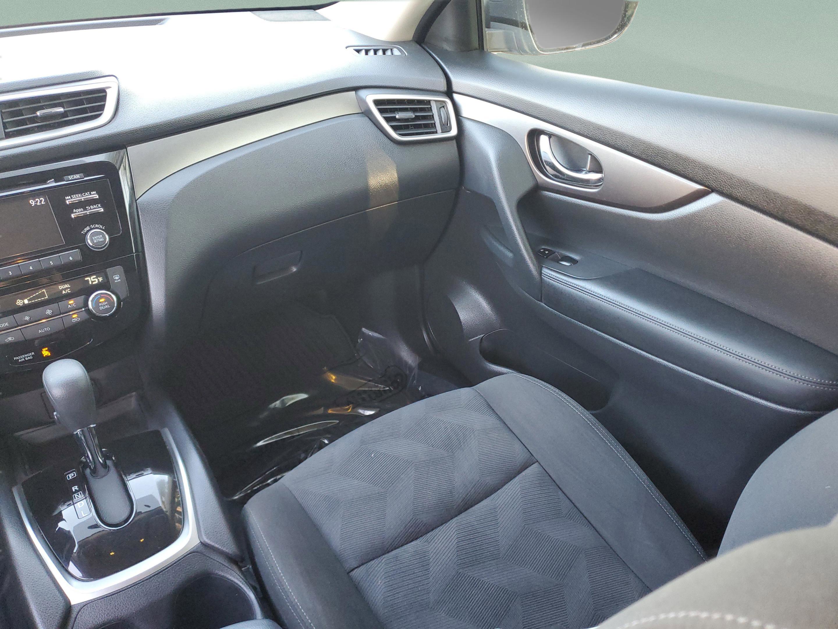 Used 2016 Nissan Rogue SV image 15