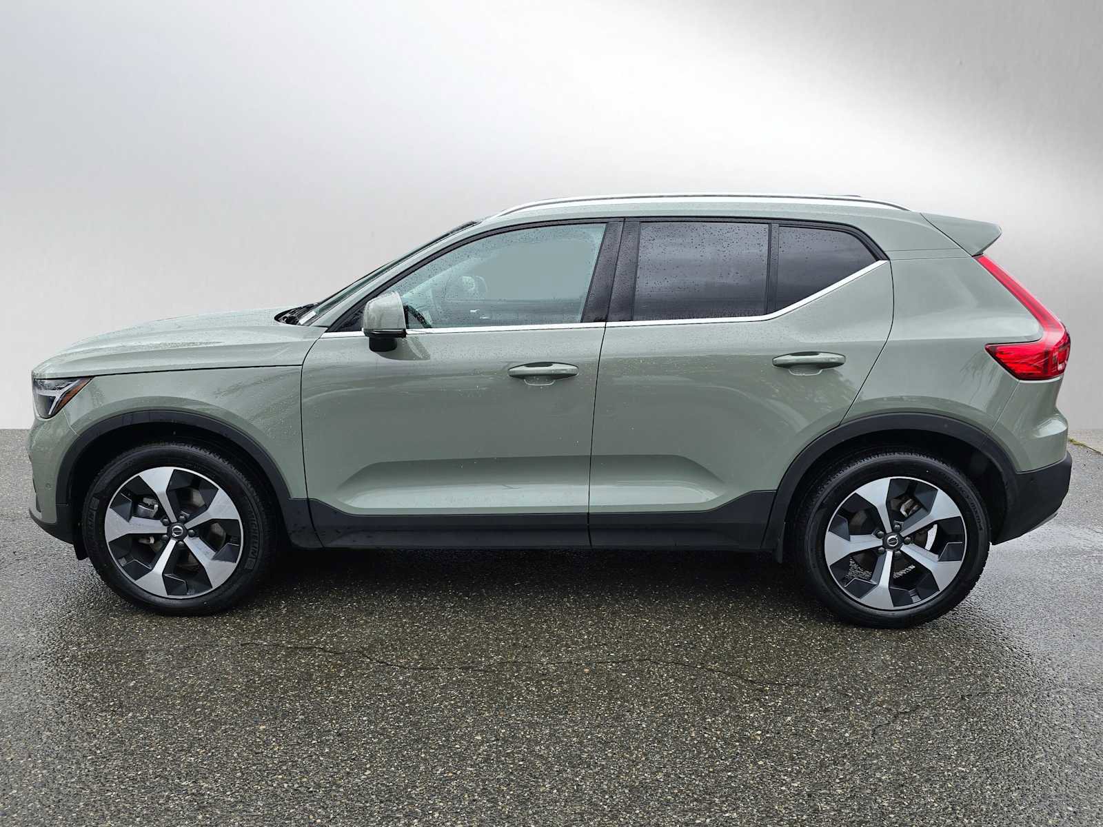Certified 2025 Volvo XC40 B5 Plus AWD/4WD image 7