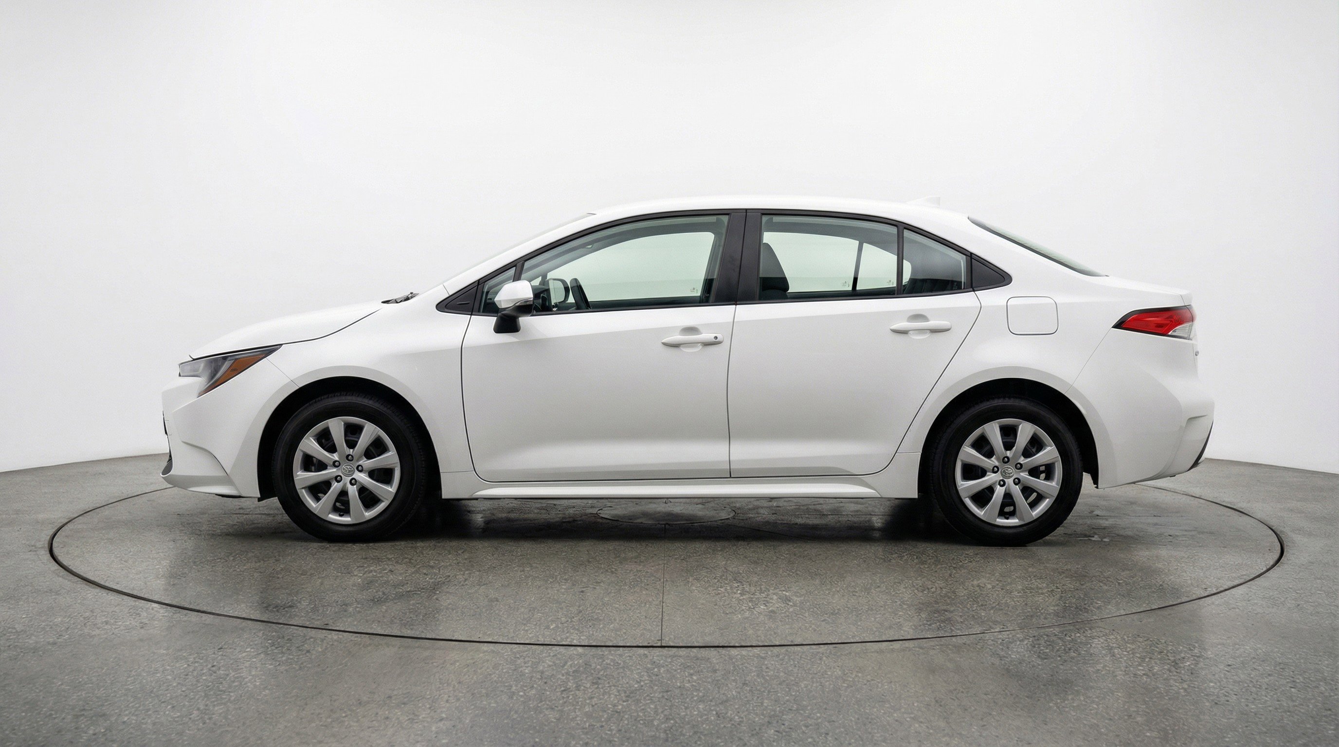 Used 2025 Toyota Corolla LE FWD image 5