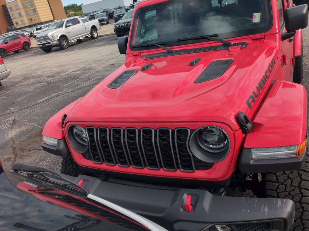 Used 2025 Jeep Gladiator Rubicon w/ Convenience Group AWD/4WD image 3