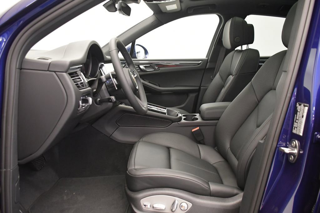 Certified 2025 Porsche Macan image 5