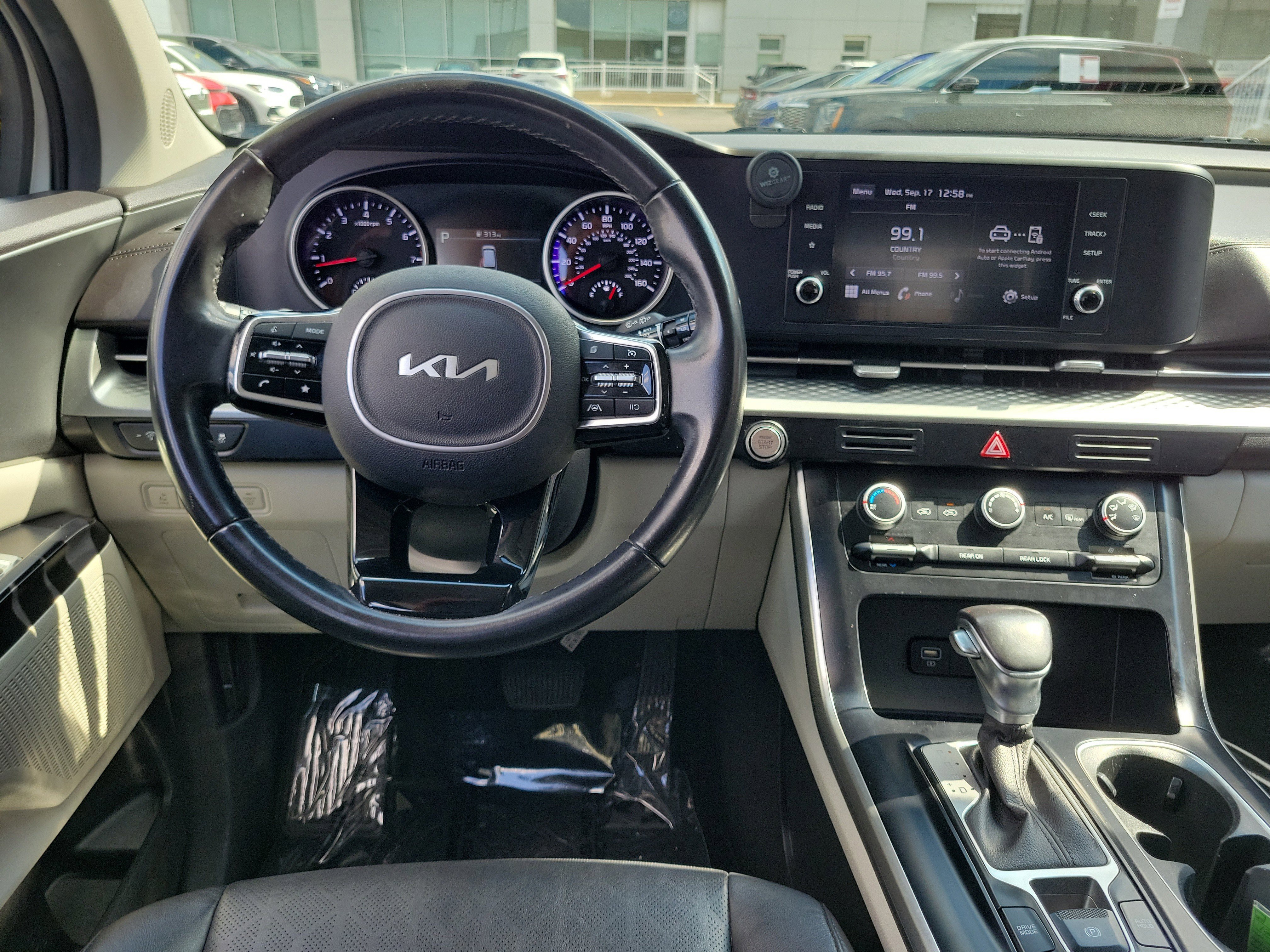 Used 2022 Kia Carnival LX image 10