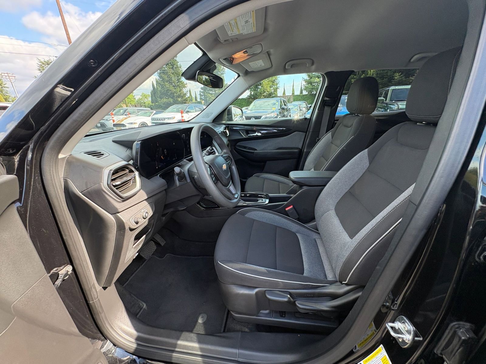 Used 2025 Chevrolet TrailBlazer LT FWD image 25