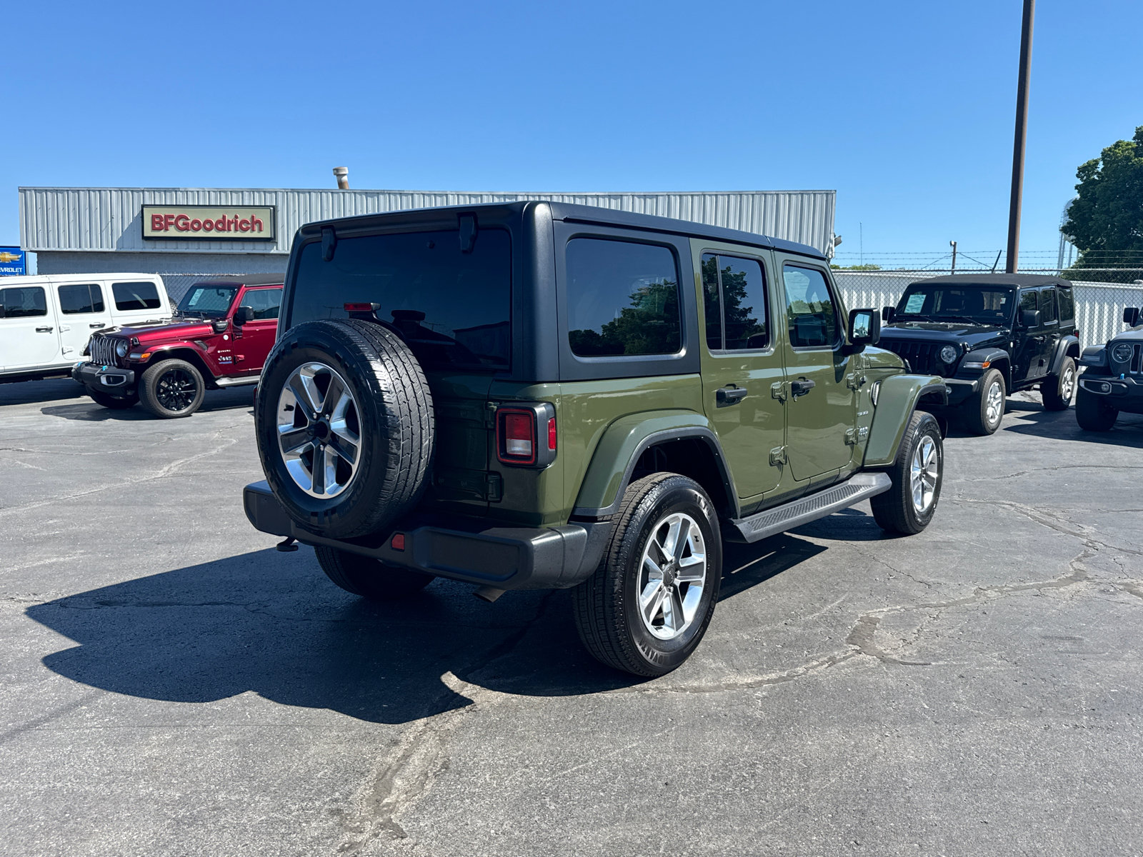 Used 2023 Jeep Wrangler Unlimited Sahara AWD/4WD image 5