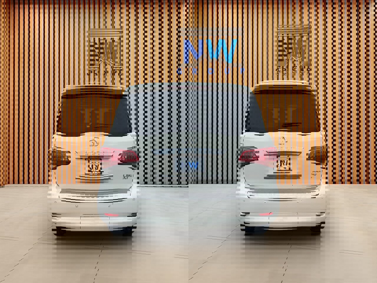 Used 2014 INFINITI QX80 4WD w/ Deluxe Touring Package image 33