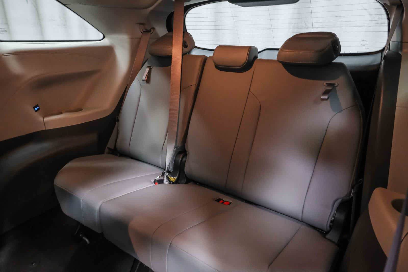 Used 2021 Toyota Sienna XLE FWD image 21