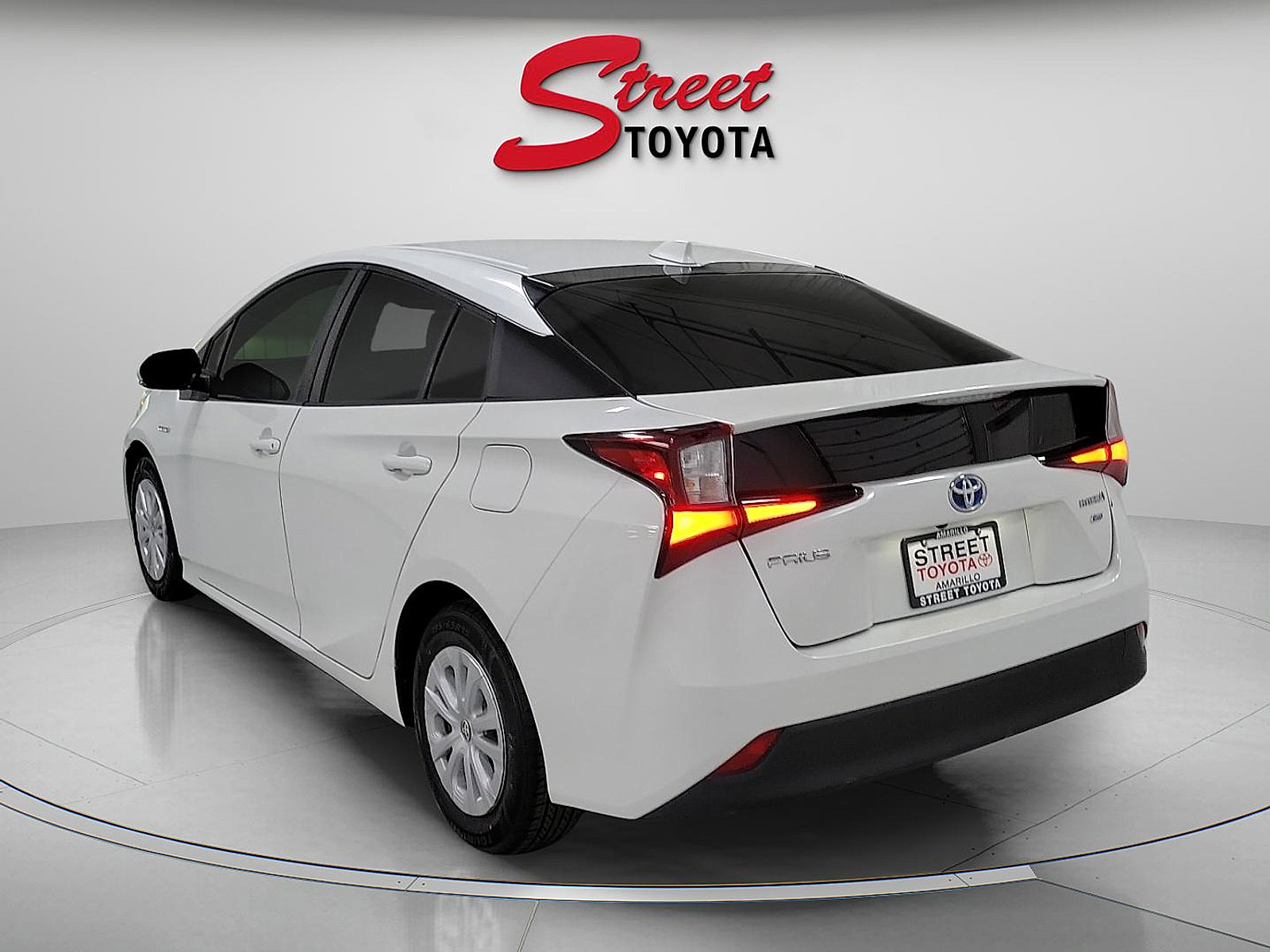 Used 2022 Toyota Prius L Eco image 2