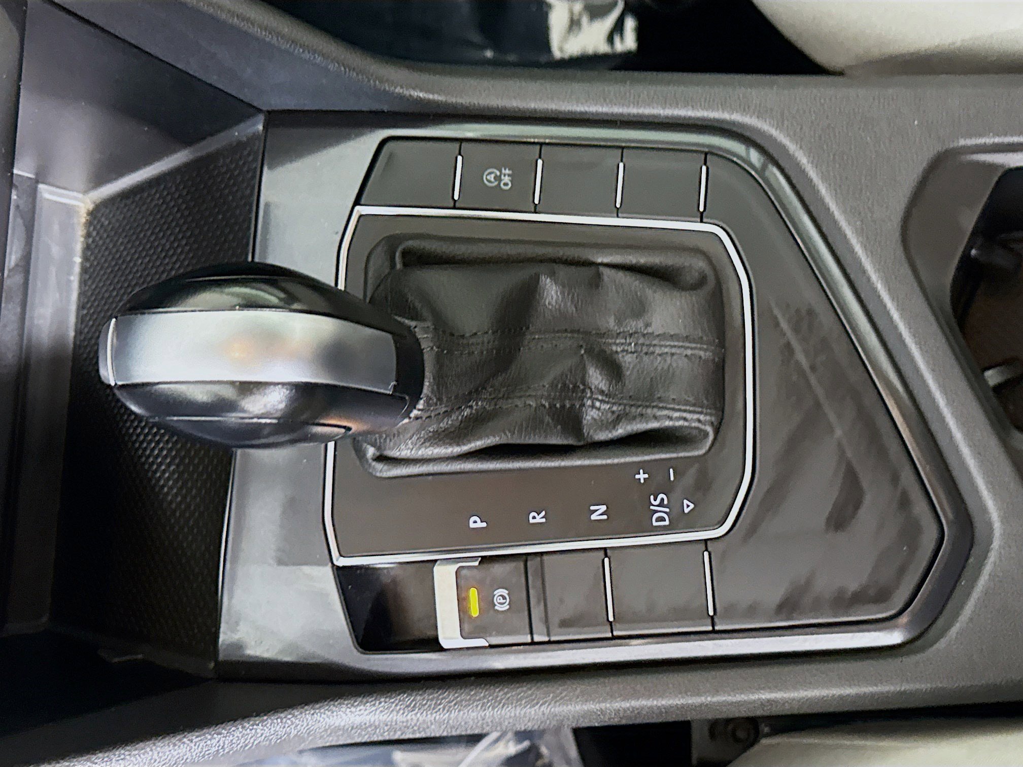 Used 2020 Volkswagen Tiguan S image 20