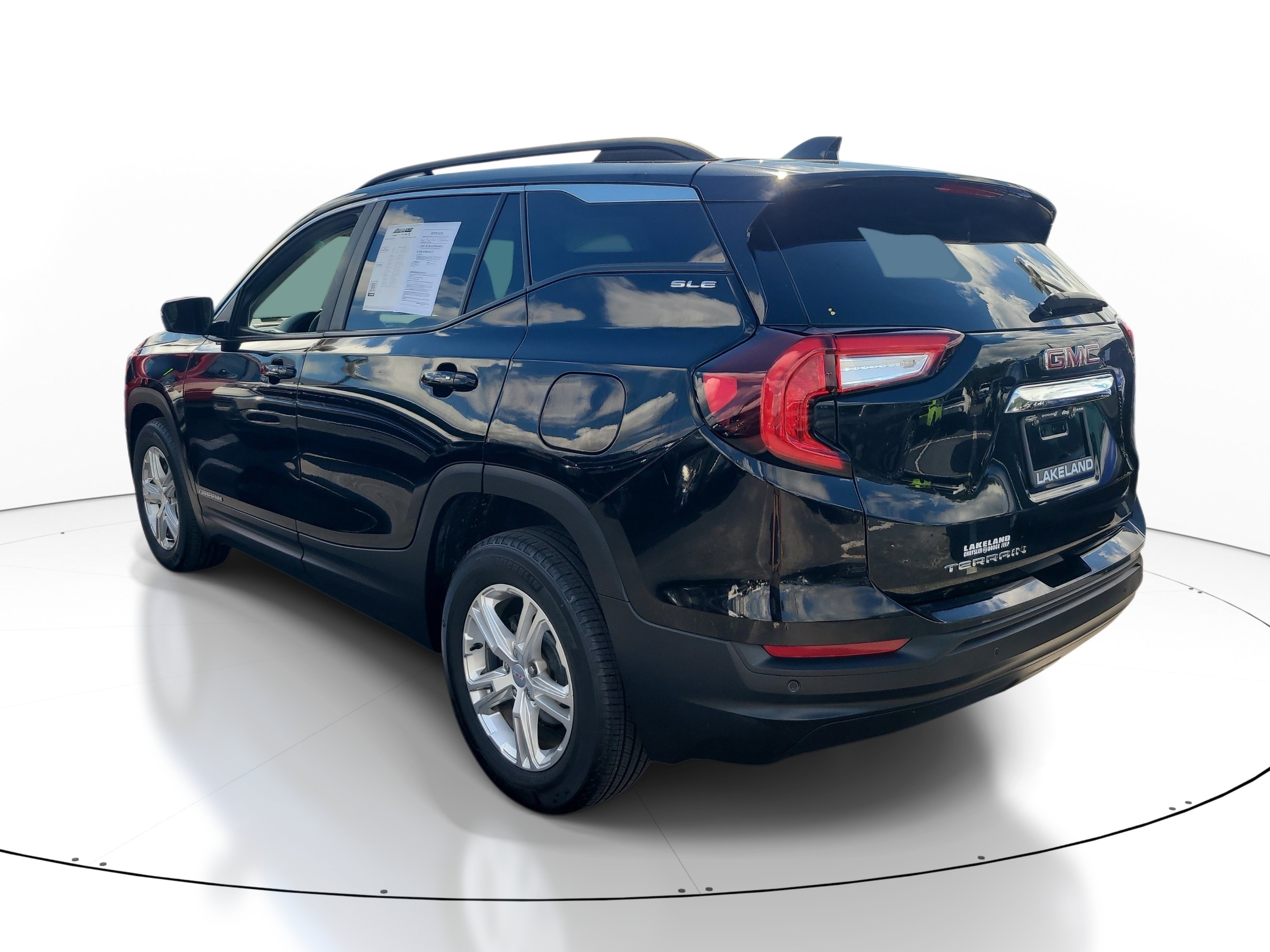 Used 2024 GMC Terrain SLE w/ Driver Convenience Package FWD image 6