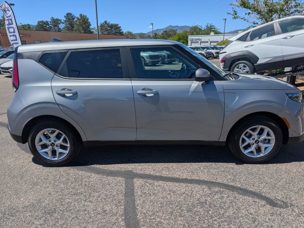 Used 2025 Kia Soul LX w/ LX Technology Package FWD image 6