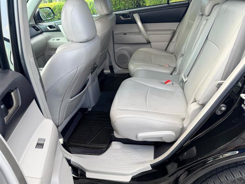 Used 2012 Toyota Highlander SE w/ Tow Pkg AWD/4WD image 11