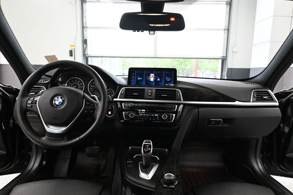 Used 2018 BMW 330i xDrive Sedan AWD/4WD image 25