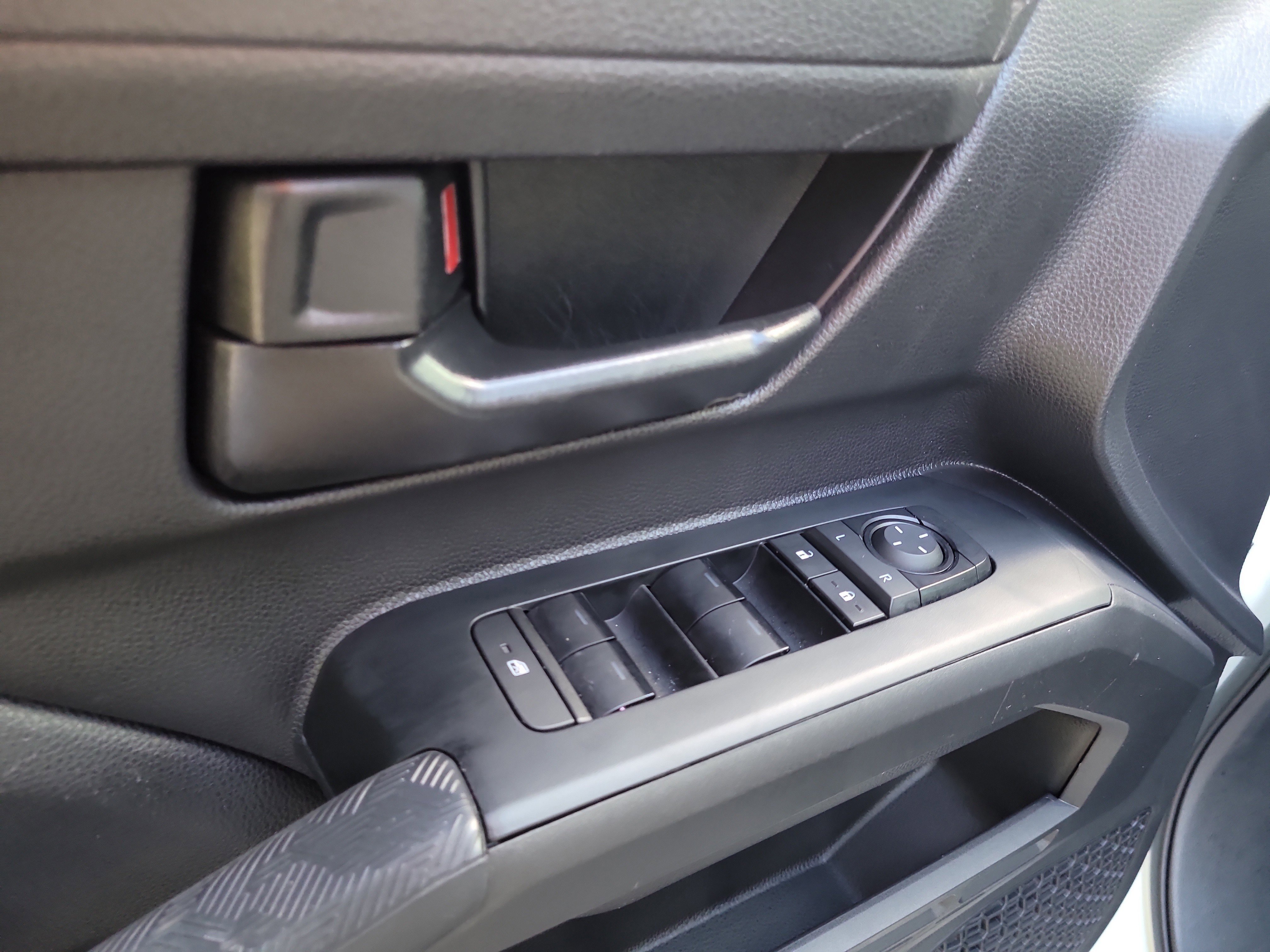 Used 2024 Toyota Tacoma SR5 AWD/4WD image 18