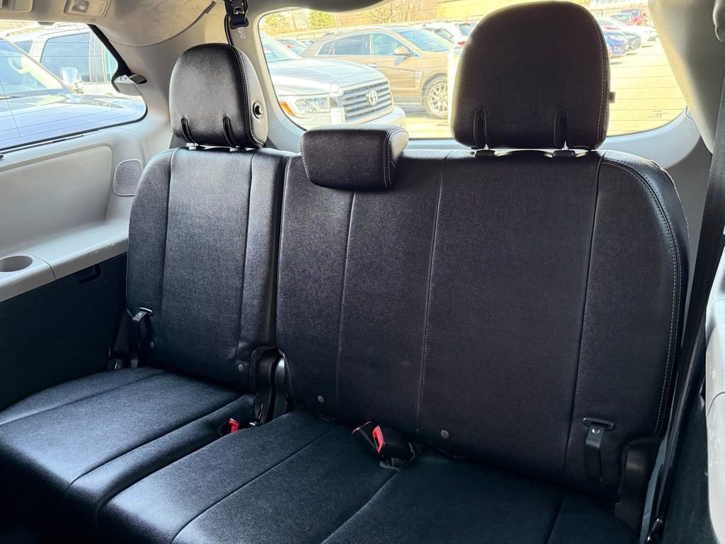 Used 2019 Toyota Sienna SE w/ SE Preferred Package FWD image 14