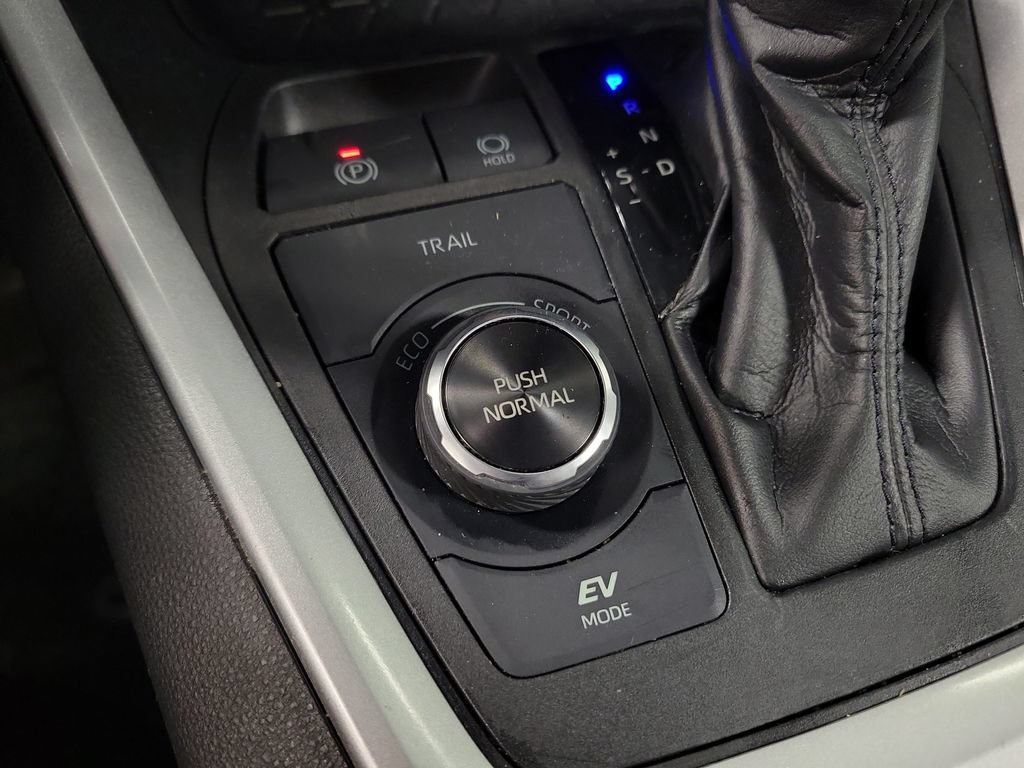 Used 2021 Toyota RAV4 LE AWD/4WD image 18