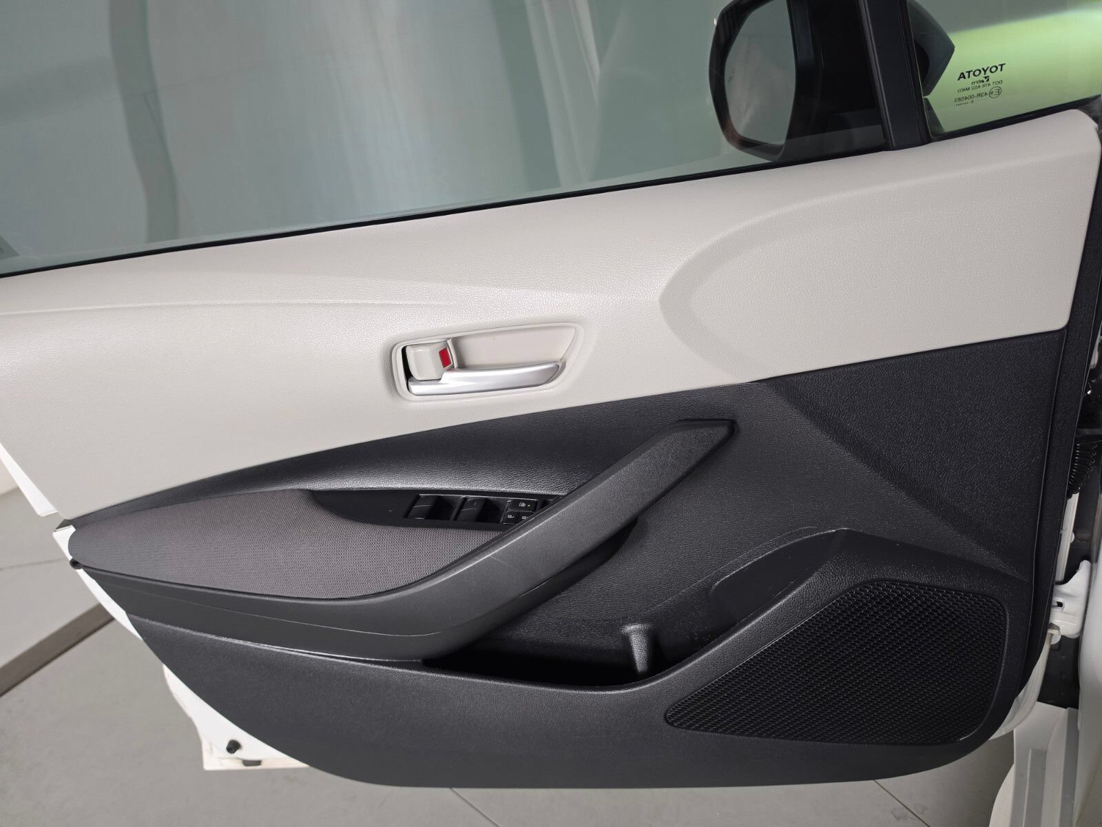Used 2021 Toyota Corolla LE w/ LE Convenience Package FWD image 33