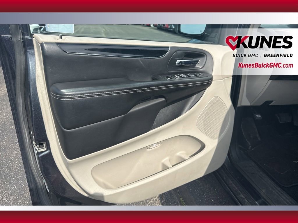 Used 2014 Chrysler Town & Country Touring-L FWD image 19