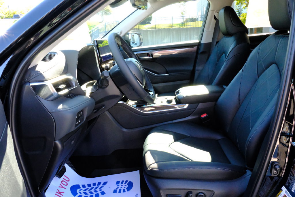 New 2026 Toyota Highlander Platinum AWD/4WD image 13