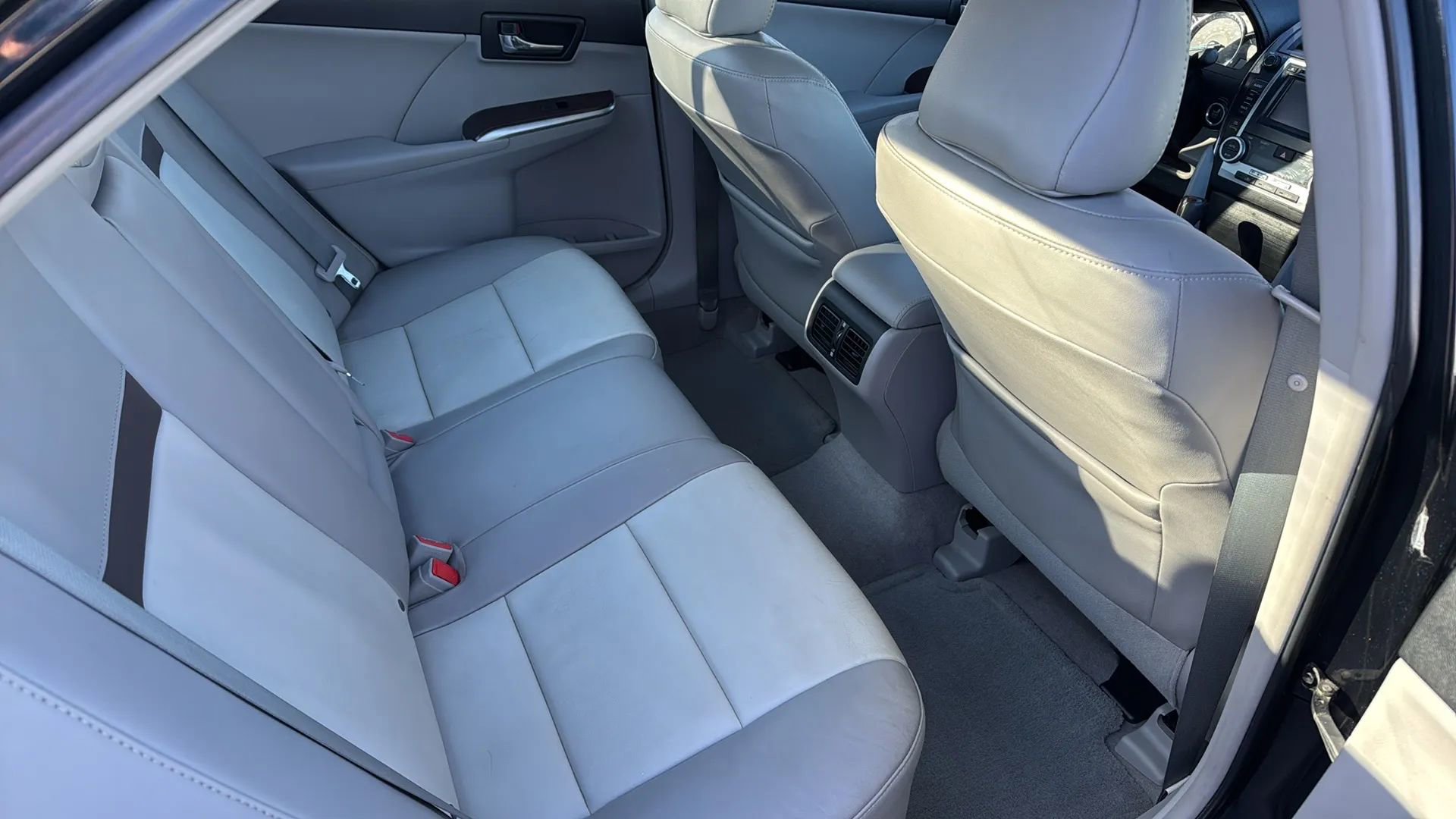 Used 2012 Toyota Camry XLE w/ Leather Pkg FWD image 6