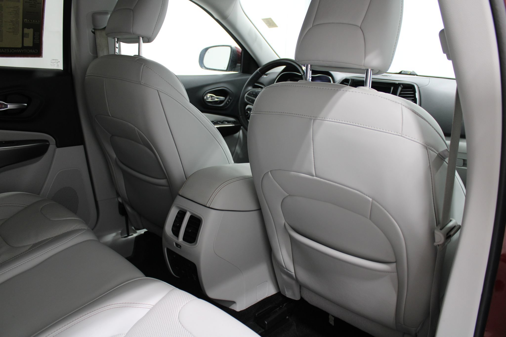 Used 2019 Jeep Cherokee Overland w/ Technology Group AWD/4WD image 22