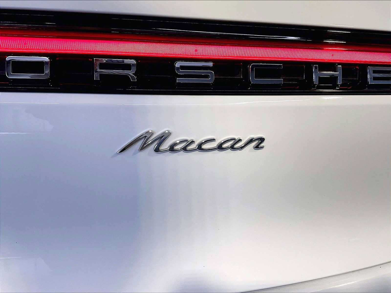 Certified 2023 Porsche Macan AWD/4WD image 35