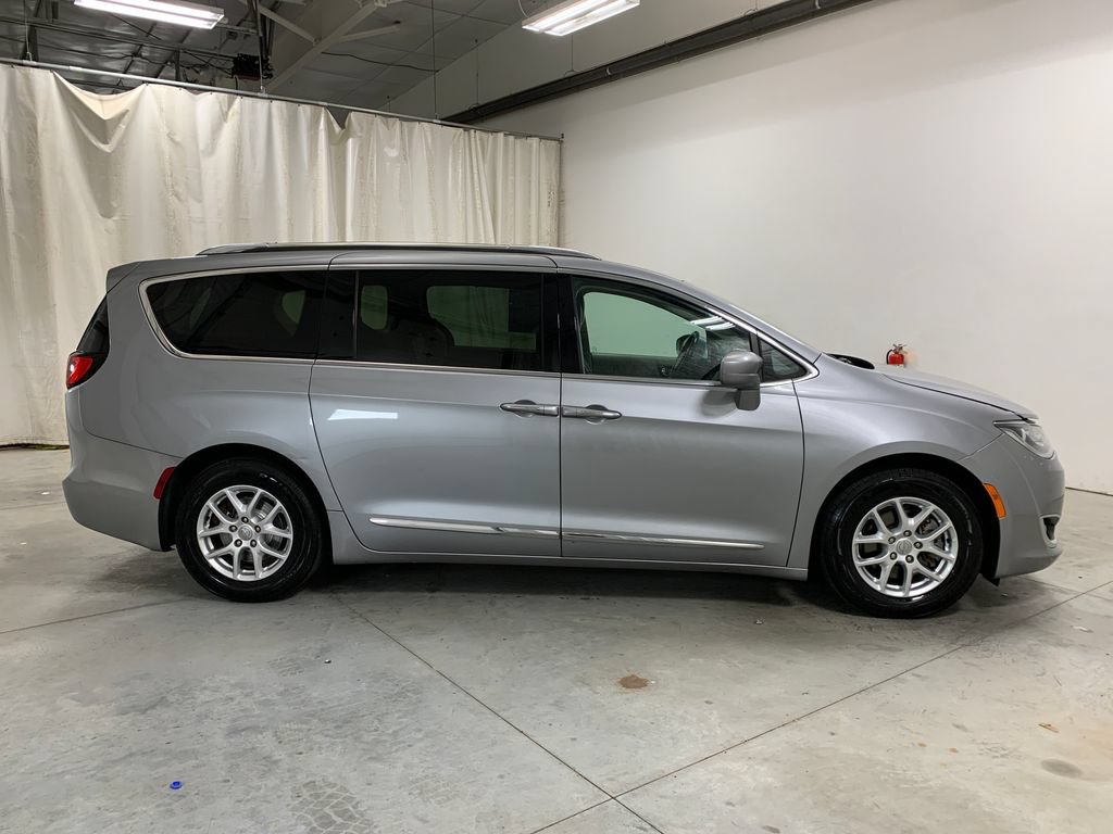 Used 2020 Chrysler Pacifica Touring-L FWD image 12