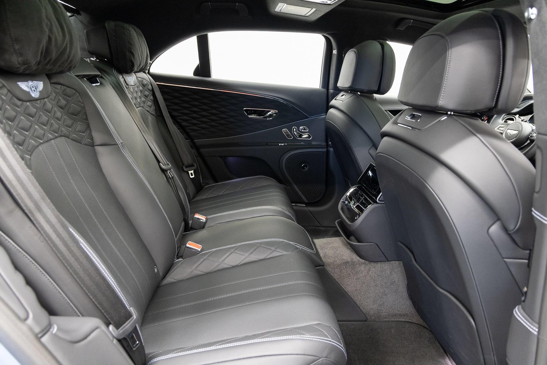 Used 2024 Bentley Flying Spur Plug-In Hybrid AWD/4WD image 14