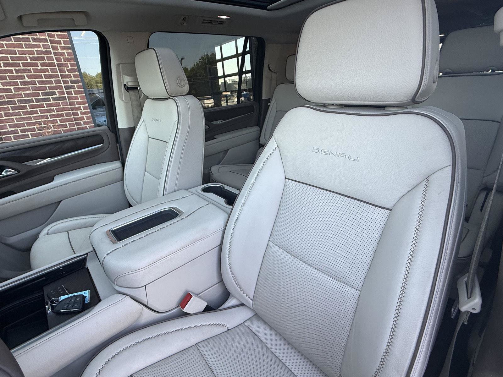 Used 2023 GMC Yukon XL Denali AWD/4WD image 16
