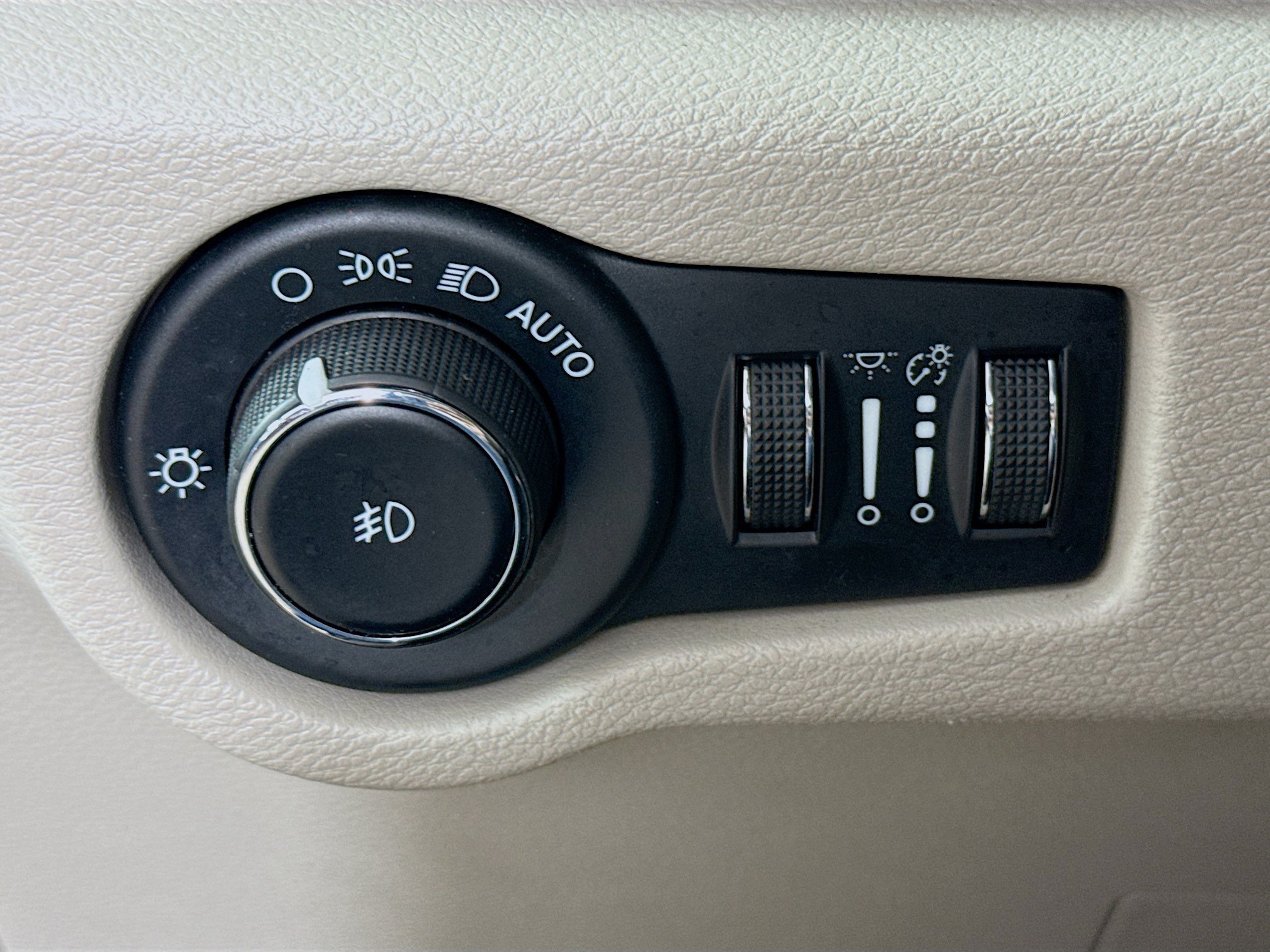 Used 2023 Chrysler Pacifica Touring-L FWD image 9