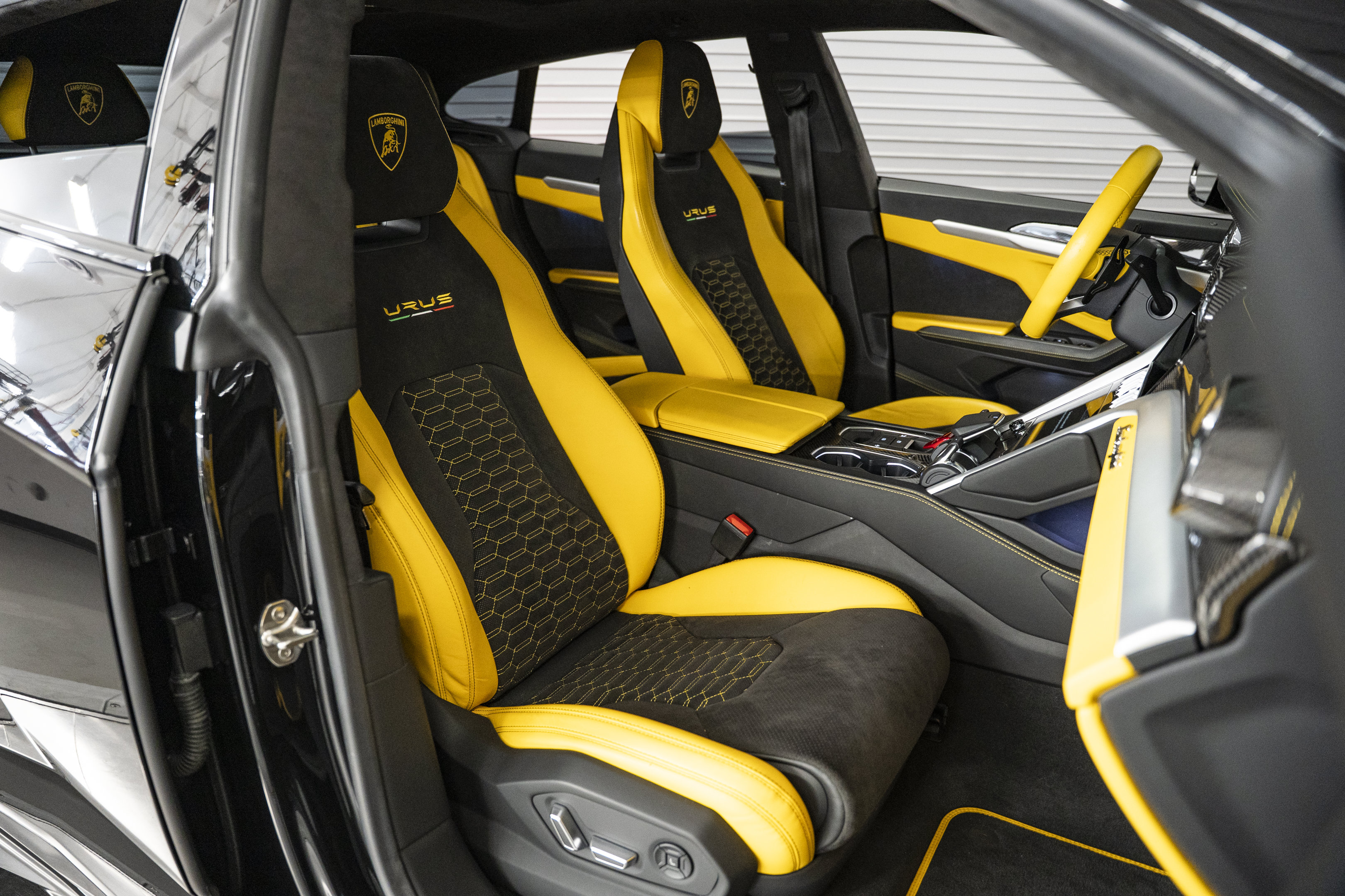 Used 2022 Lamborghini Urus AWD/4WD image 27