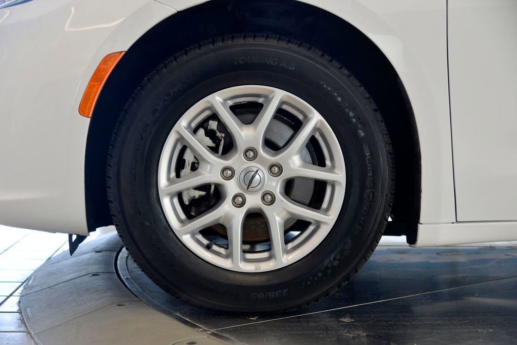 Used 2023 Chrysler Pacifica Touring-L FWD image 10