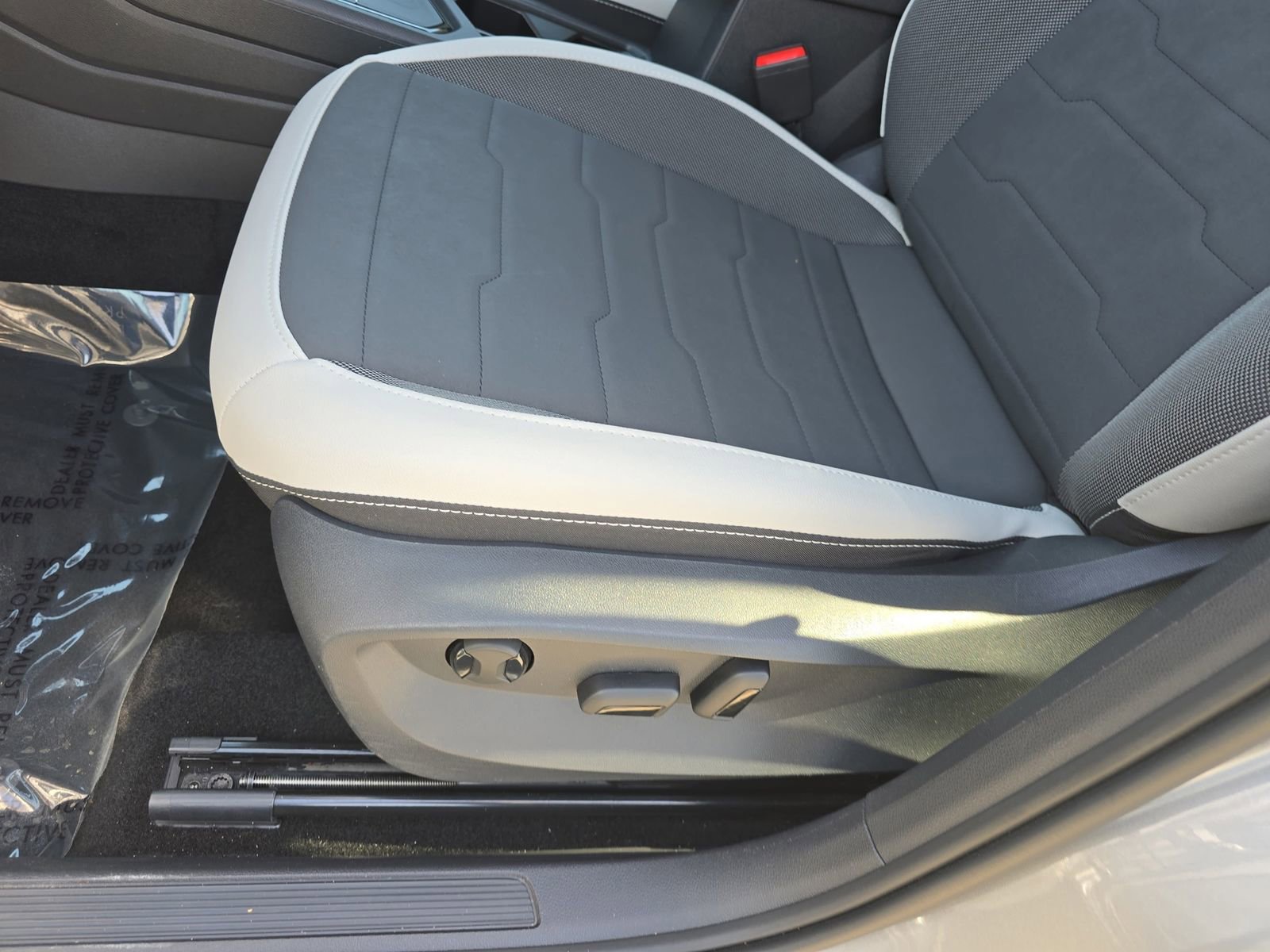 Used 2025 Volkswagen Taos SE image 33