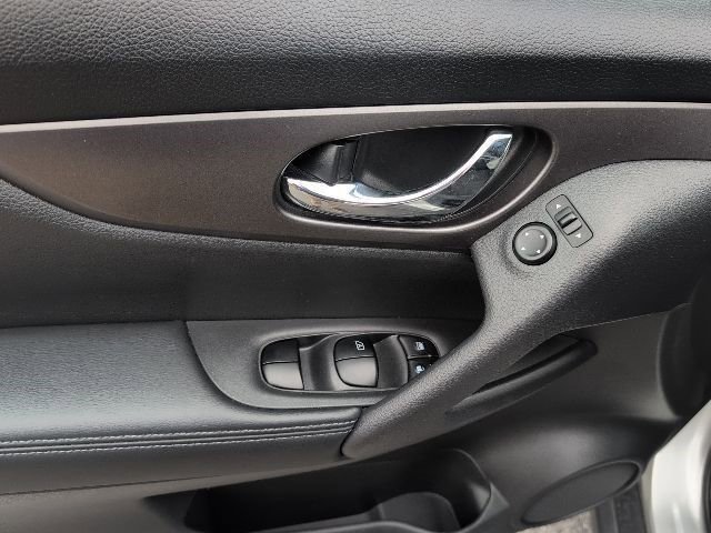 Used 2016 Nissan Rogue SV image 17