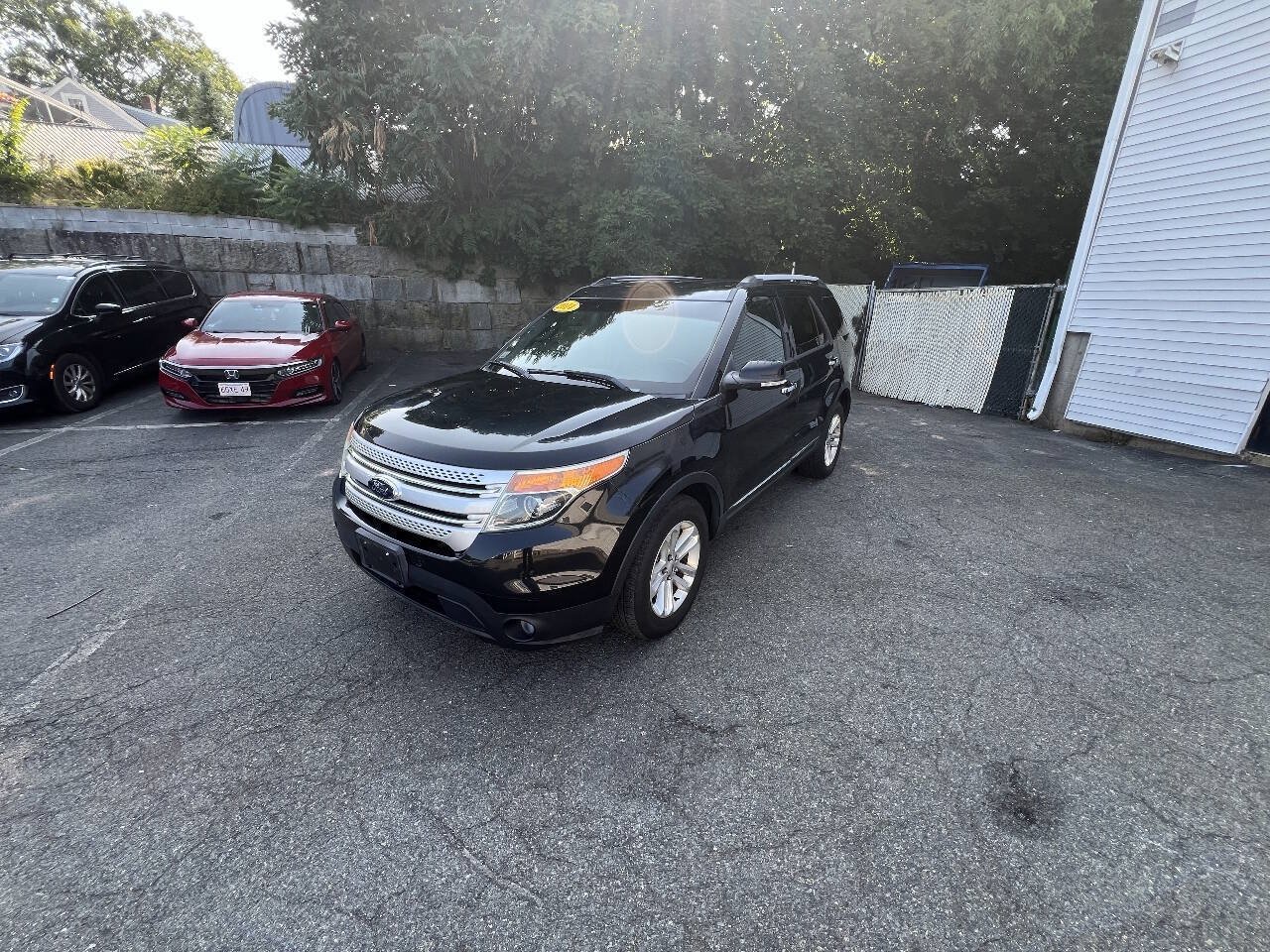 Used 2014 Ford Explorer XLT w/ Equipment Group 202A AWD/4WD image 9