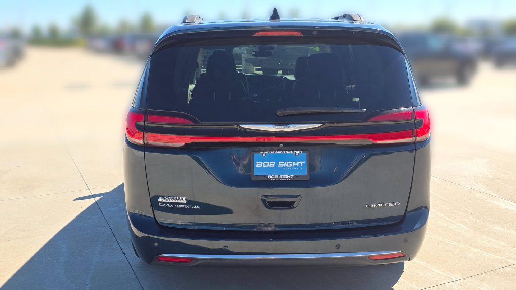 Used 2023 Chrysler Pacifica Limited FWD image 4