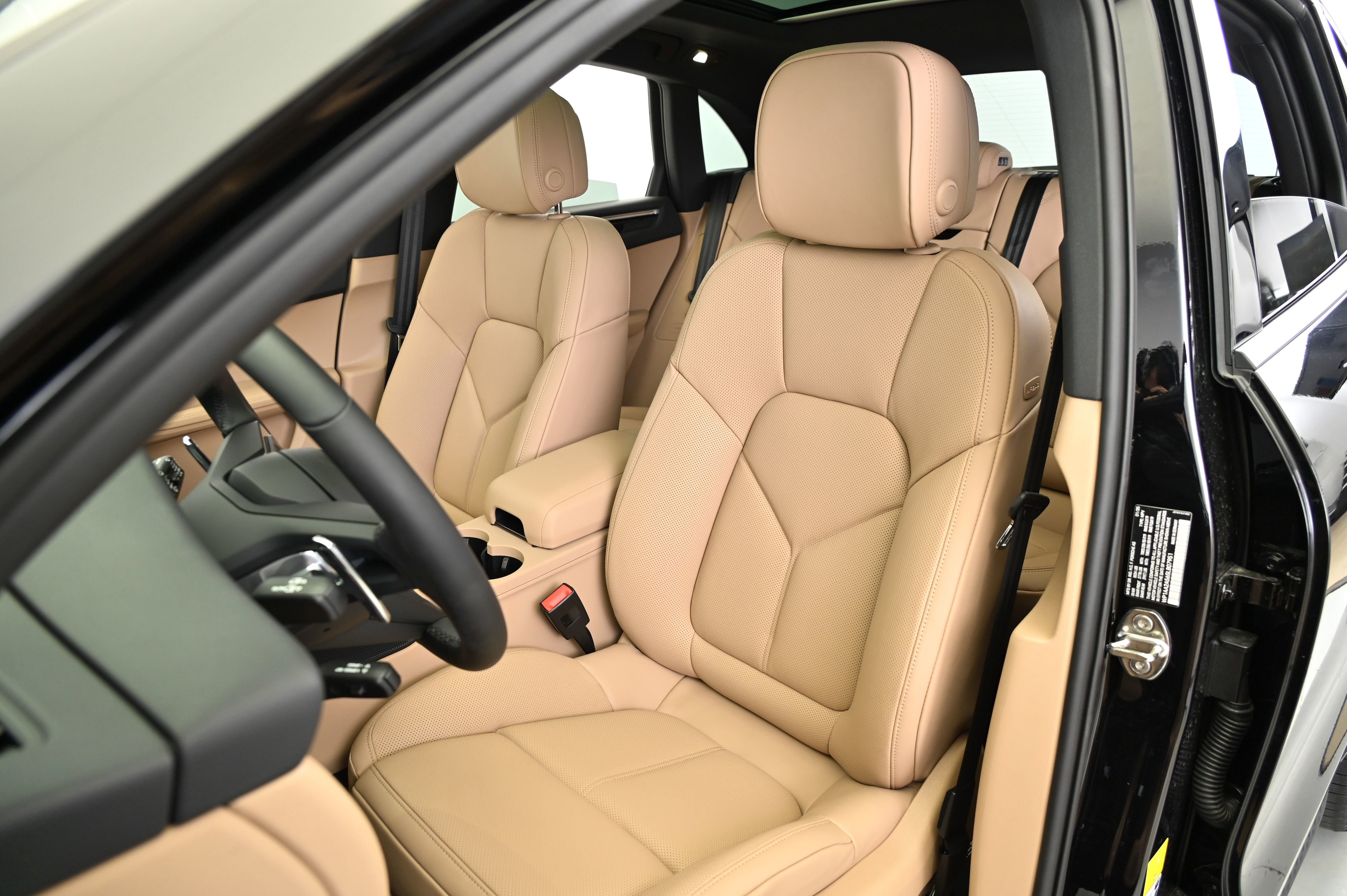 Certified 2025 Porsche Macan image 5